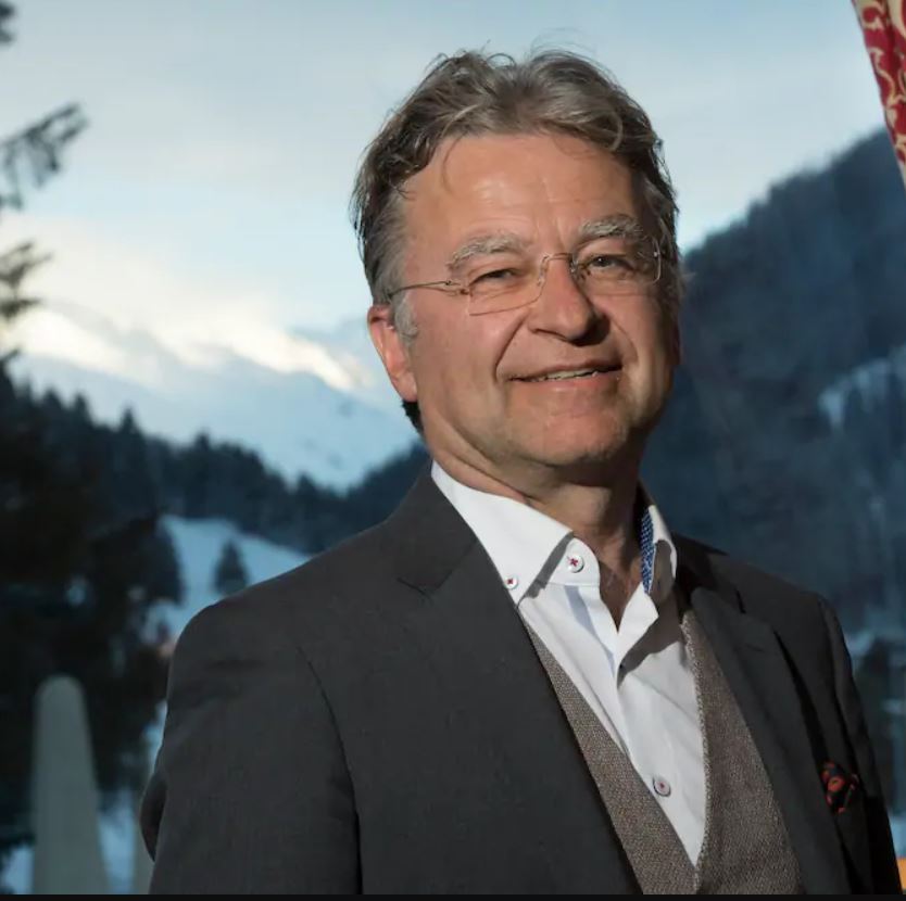 Ernst Aschi Wyrsch, Dipl. Hotelier SHV/VDH Ehrenpräsident HC Davos, Buchautor, Dozent St. Gallen Business School für Leadership, inDottikon AG aufgewachsen.